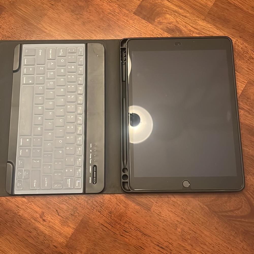 256 gb 9th Gen iPad with Keyboard and Screen Protector